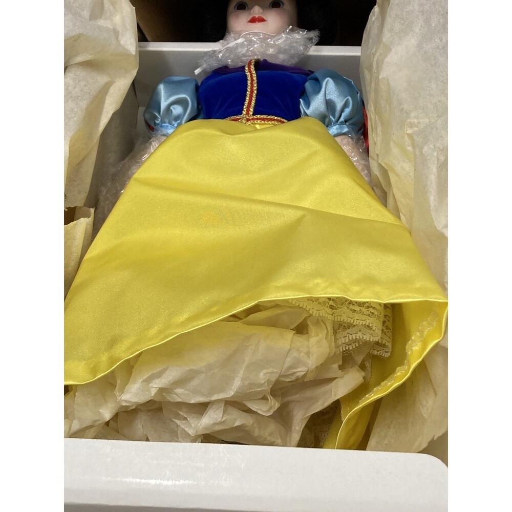 Disney's "Snow White" 50th Golden Anniversary Collector's Doll in Original Box - Picture 3 of 7